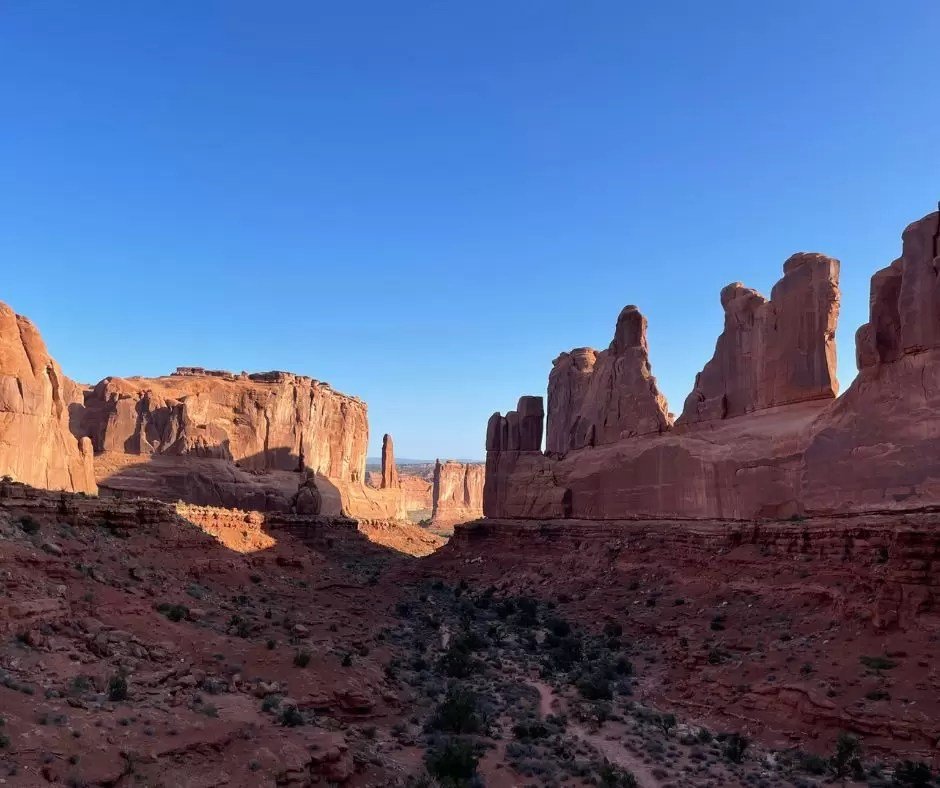 park avenue trail in early morning at arches national park